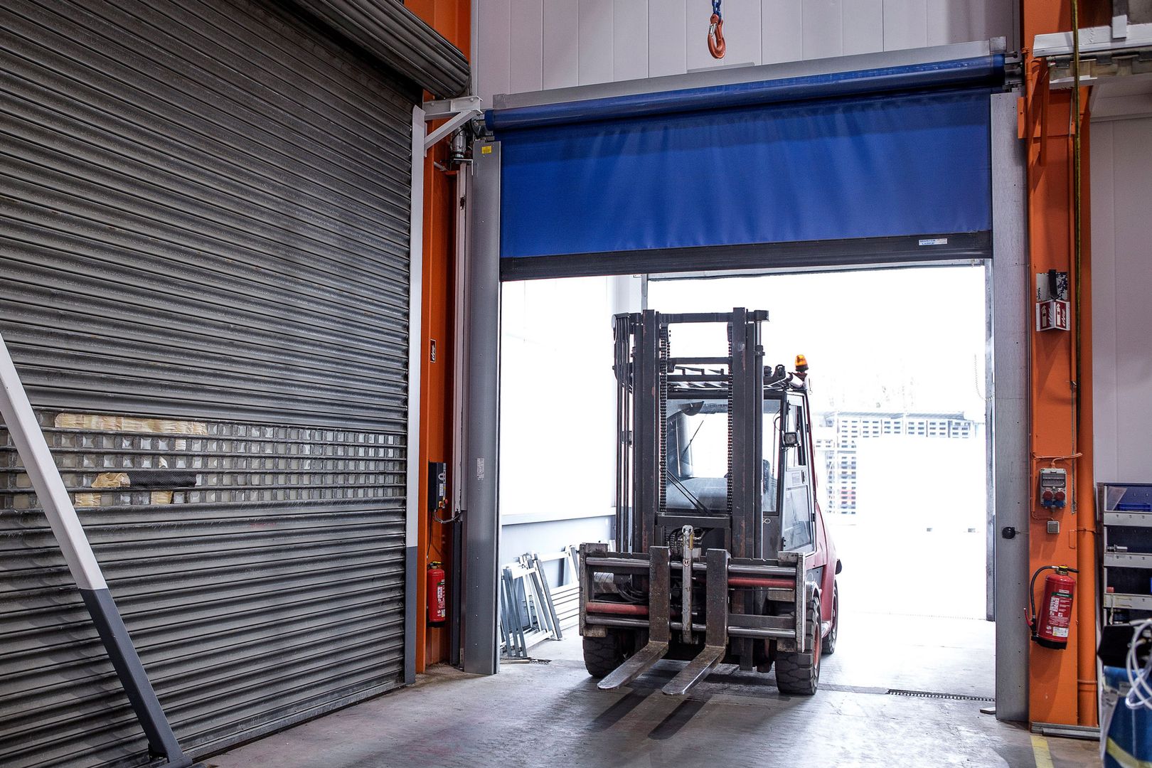 Schnelllaufrolltor für Außenbereich - ein Gabelstapler fährt durch